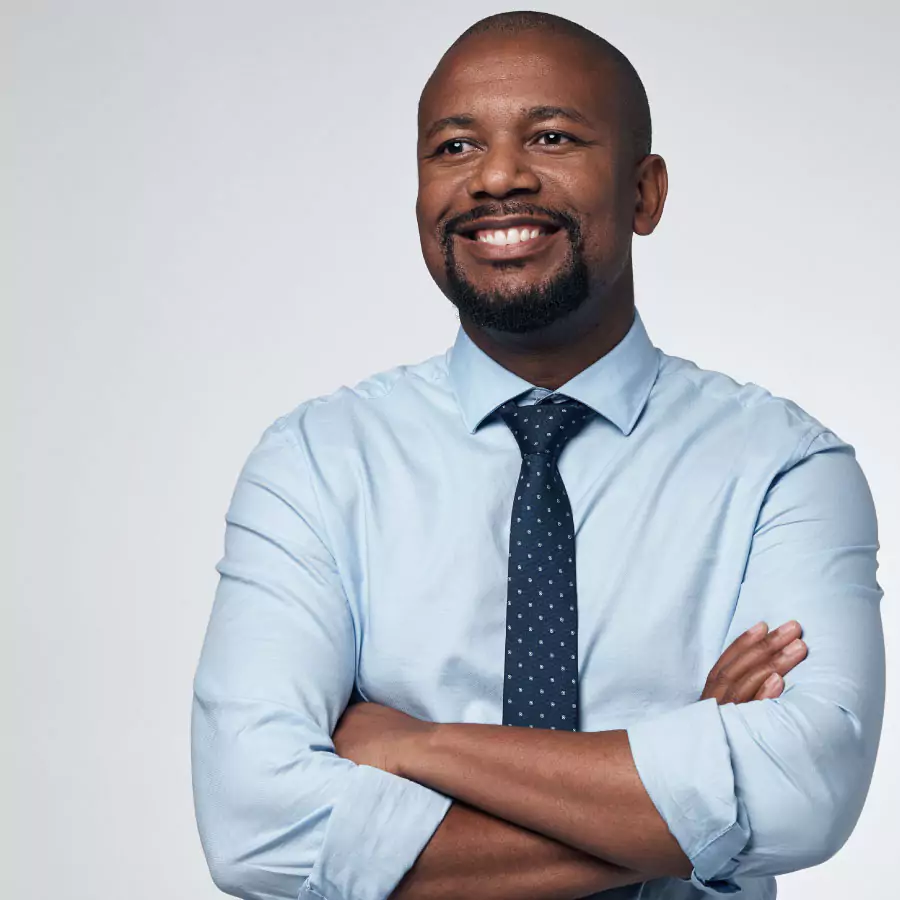 Un homme croisant les bras